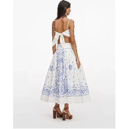 صورة ذاتية تنانير بيضاء