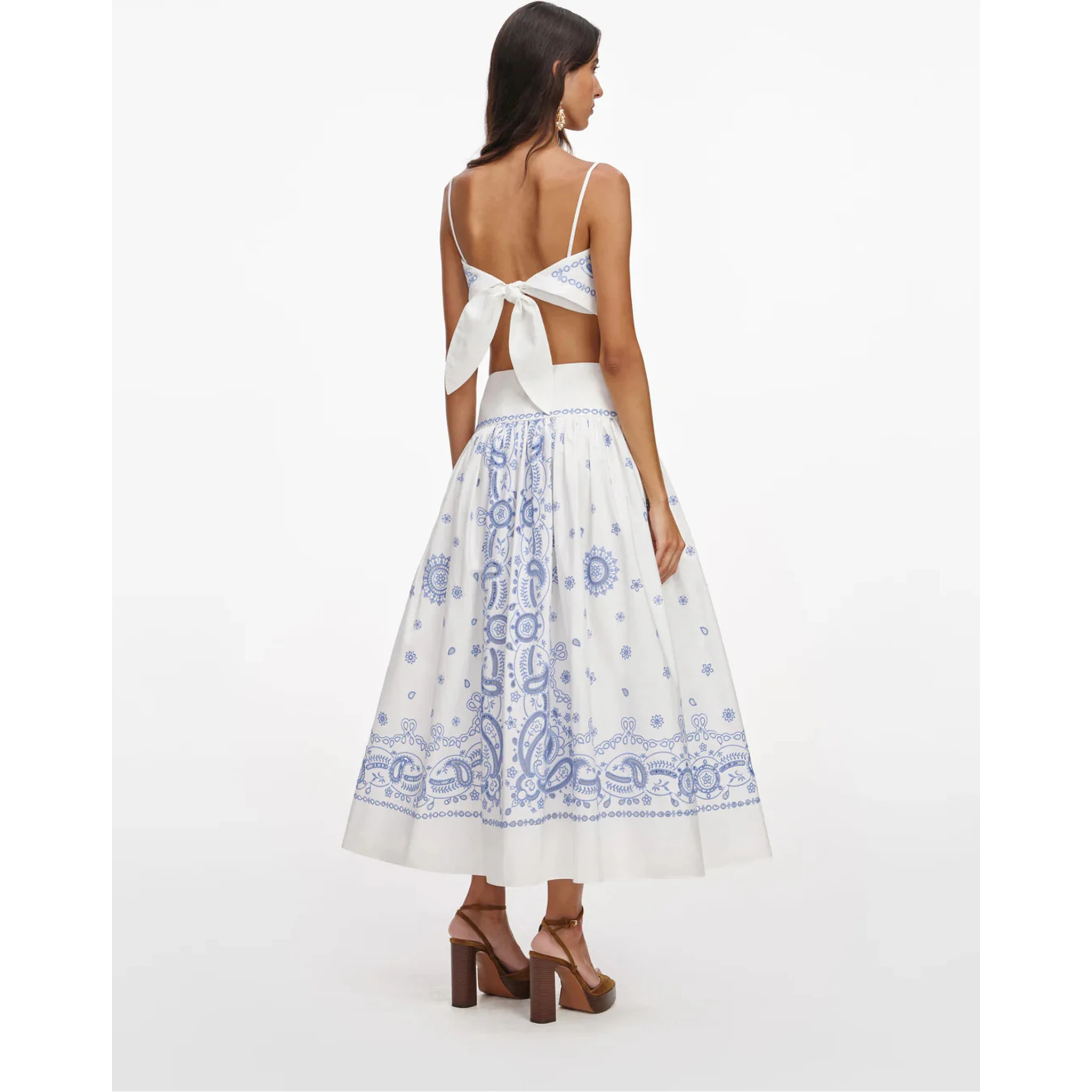 صورة ذاتية تنانير بيضاء