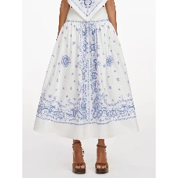 صورة ذاتية تنانير بيضاء