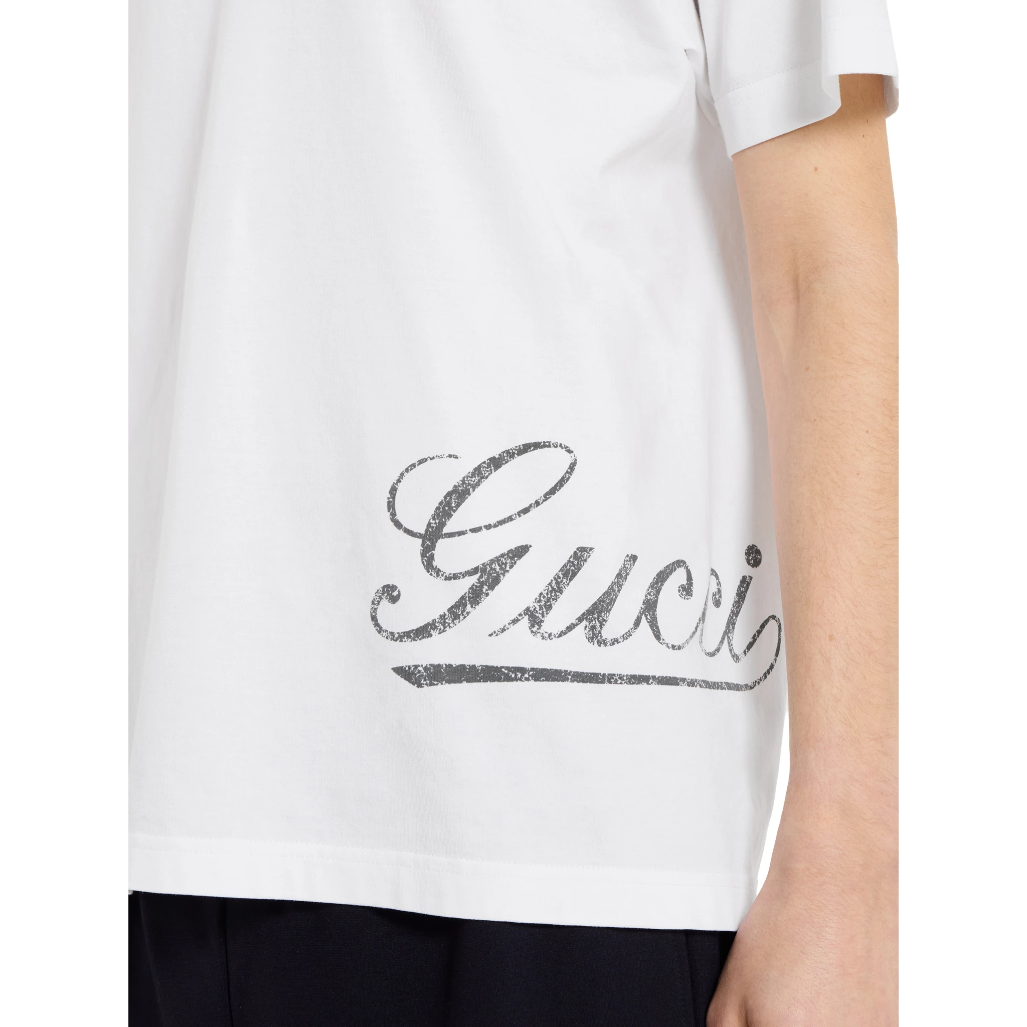 تيشيرتات وبولو بيضاء من غوتشي