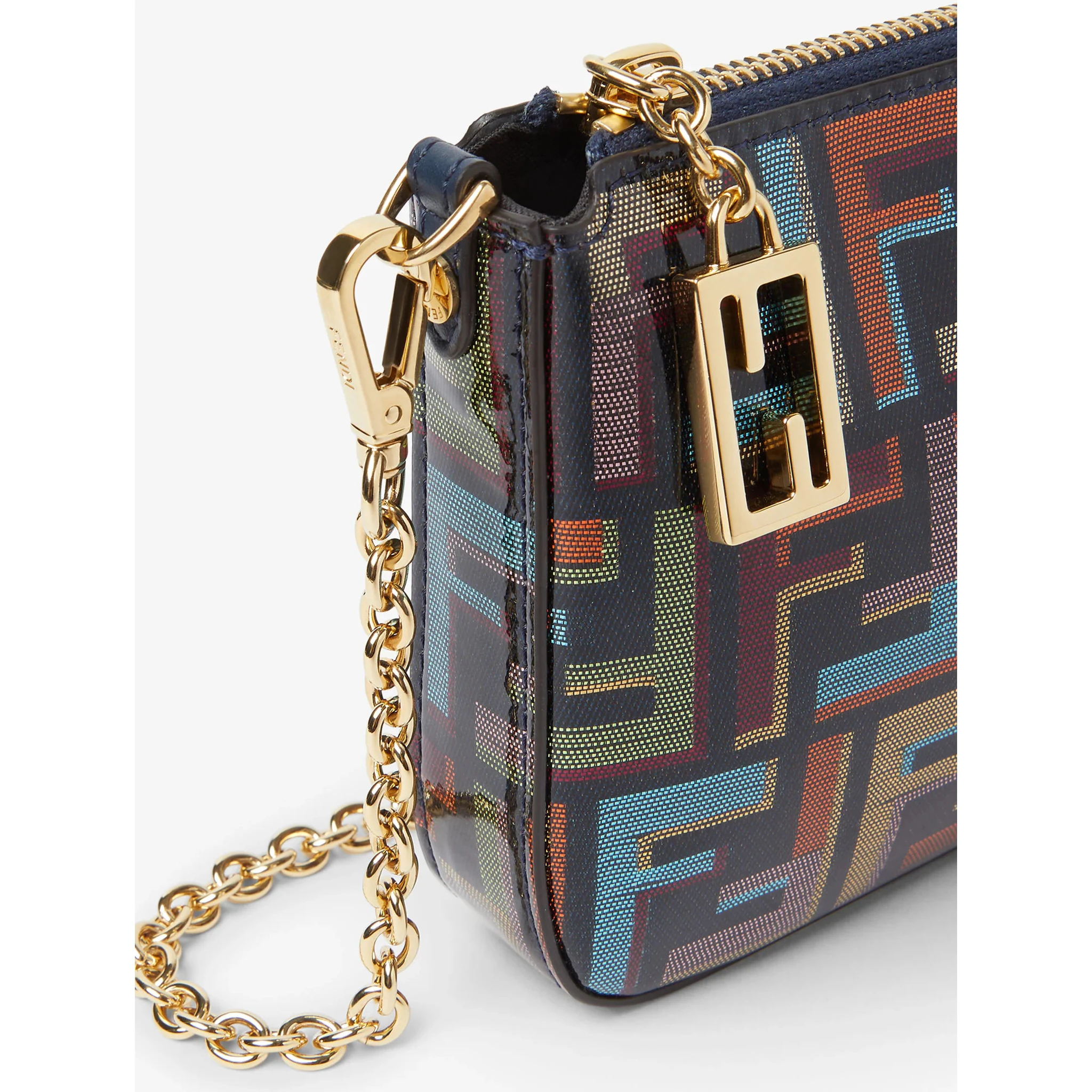 حقائب فندي.. متعددة الألوان