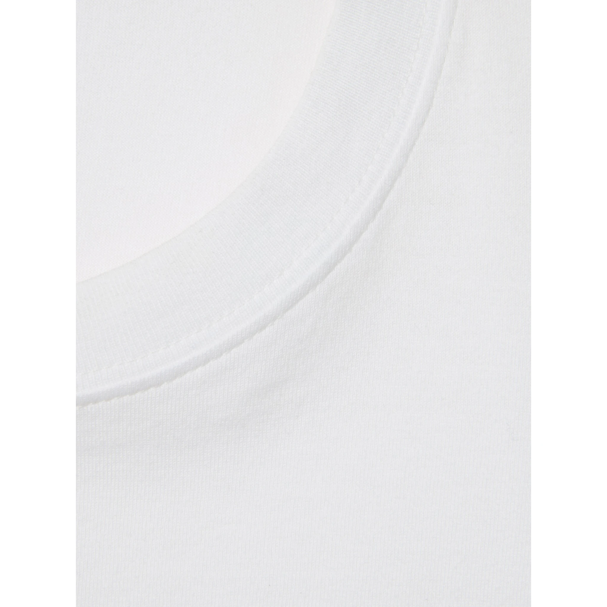 تيشيرتات وبولو بيضاء من غوتشي