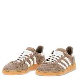 حذاء رياضي بني من أديداس