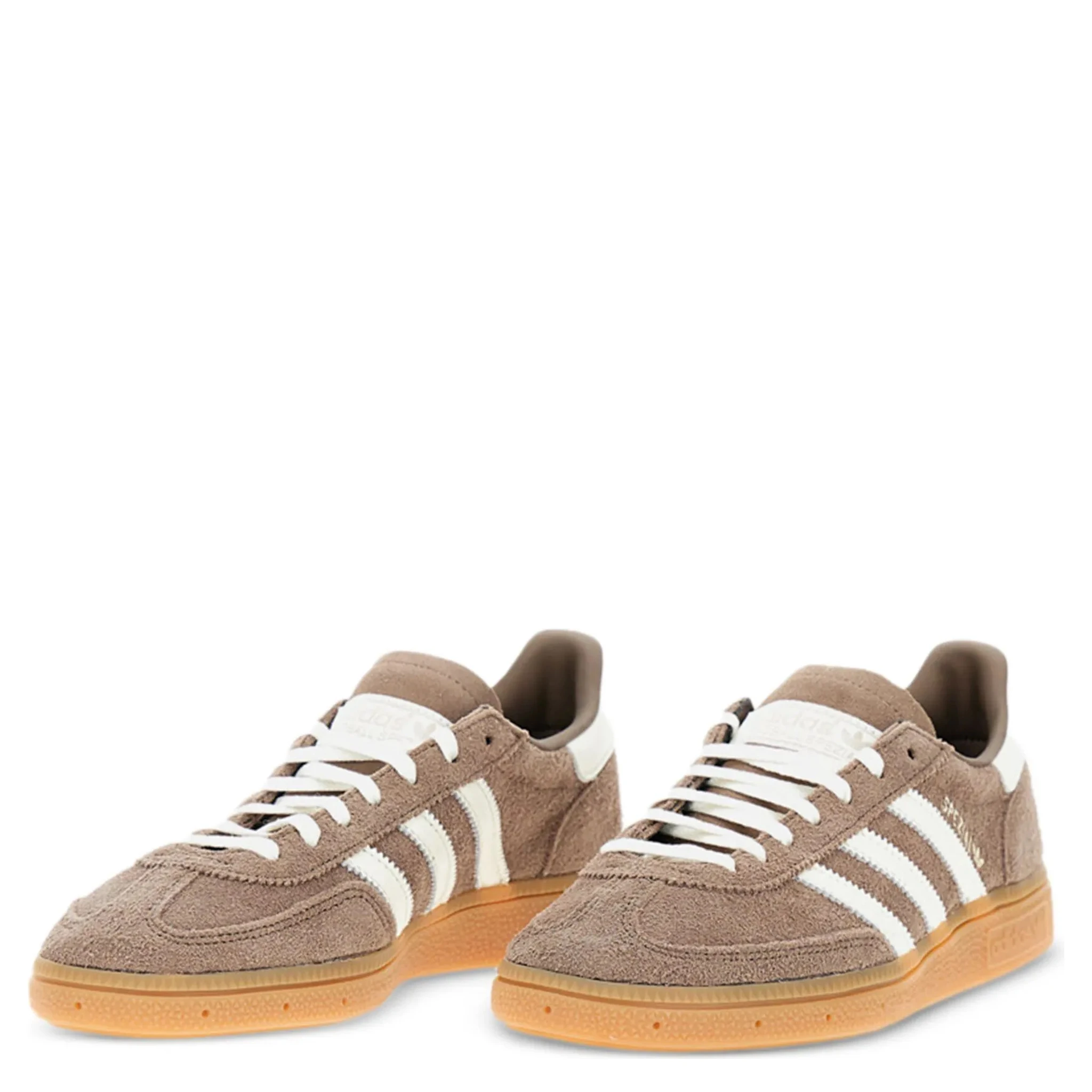 حذاء رياضي بني من أديداس