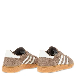 حذاء رياضي بني من أديداس