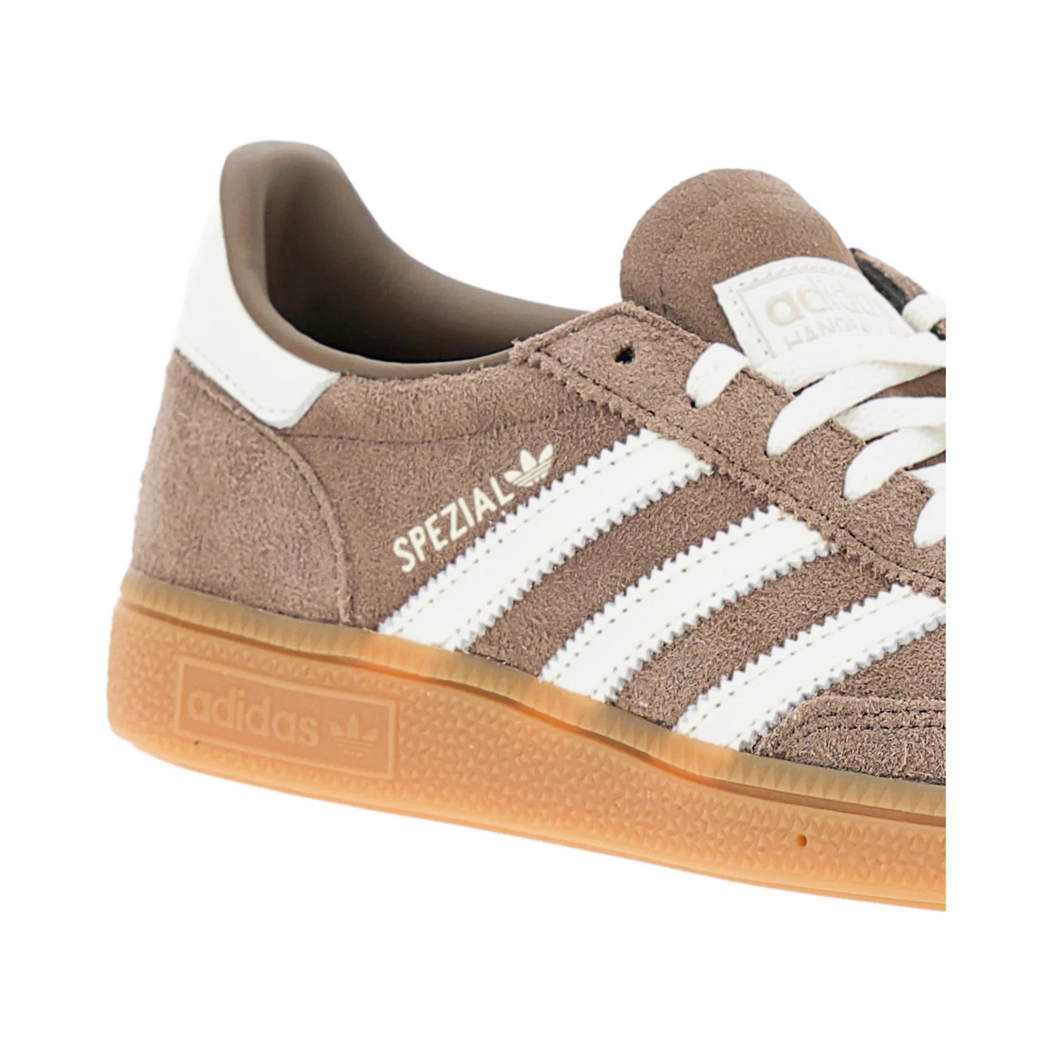 حذاء رياضي بني من أديداس