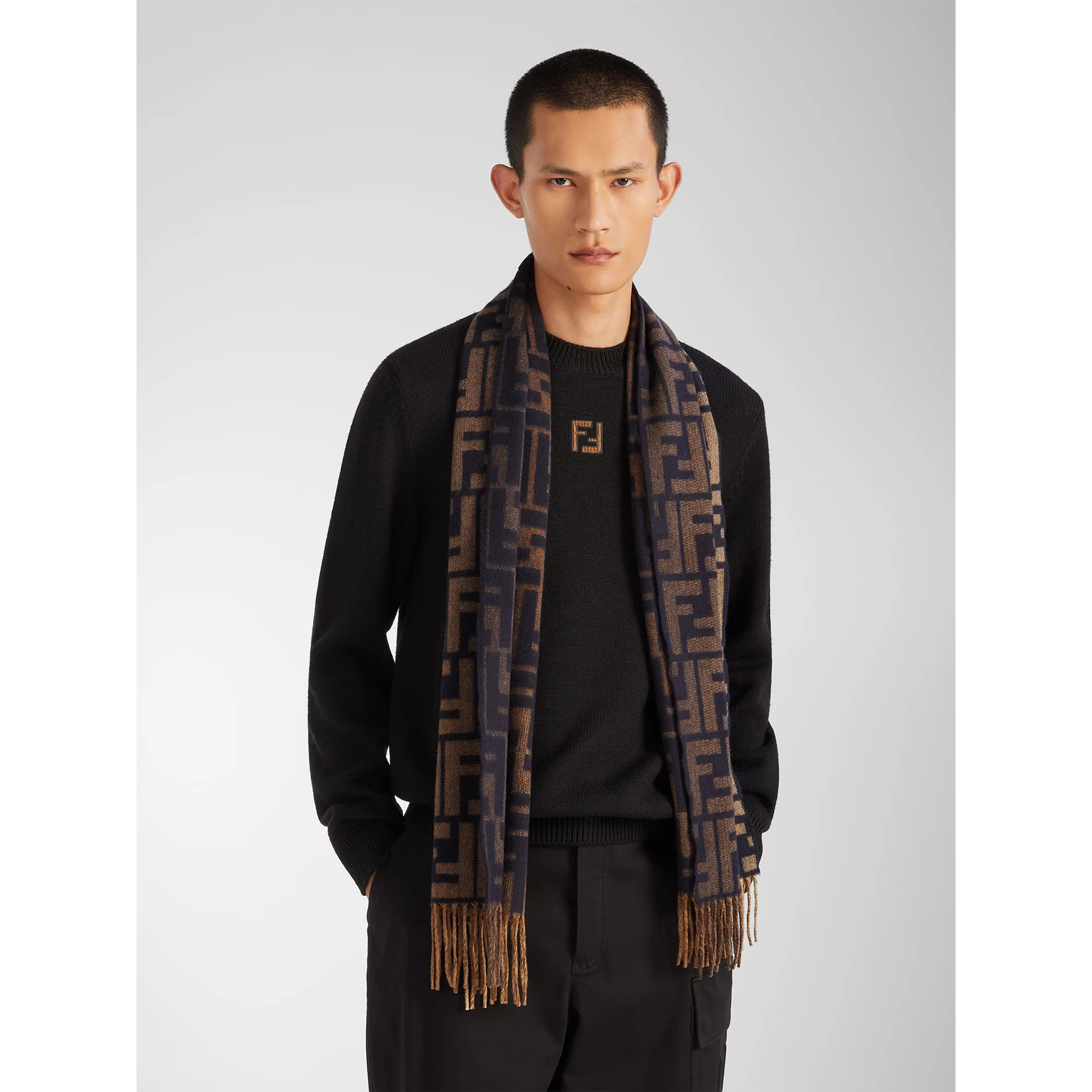 أوشحة فندي بنية اللون