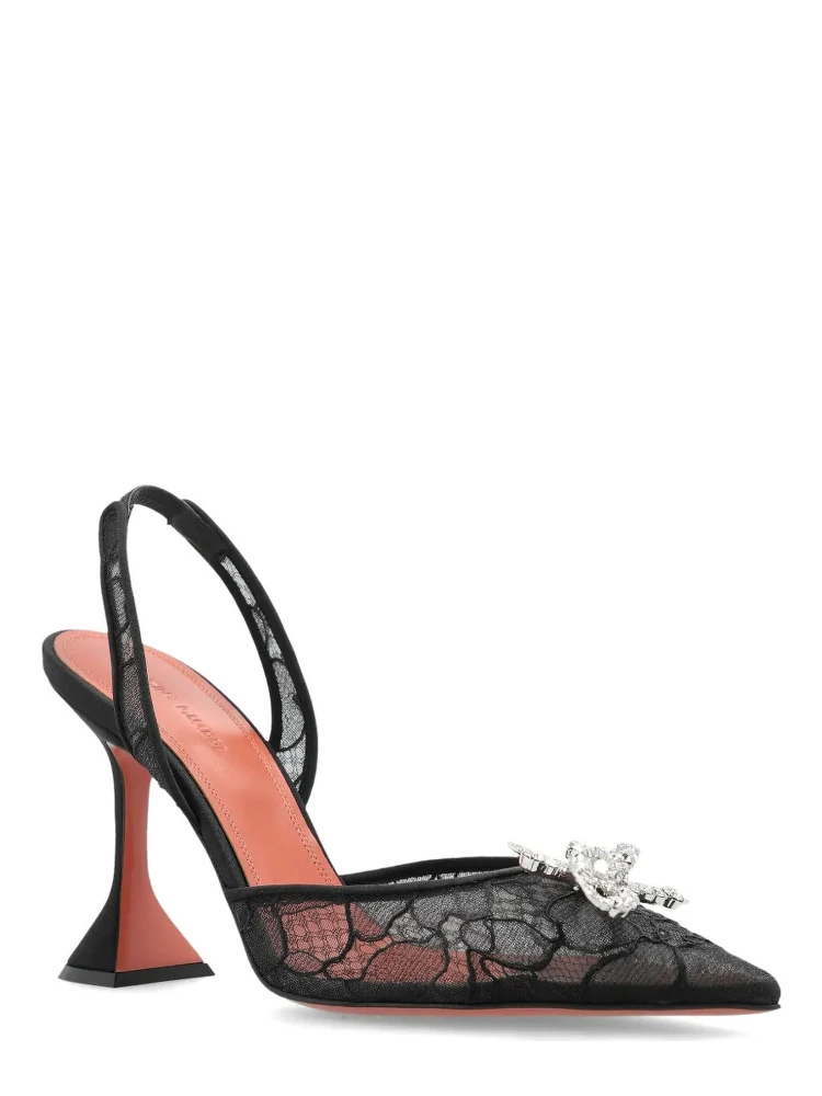 أمينة معادي بكعب أسود alternative