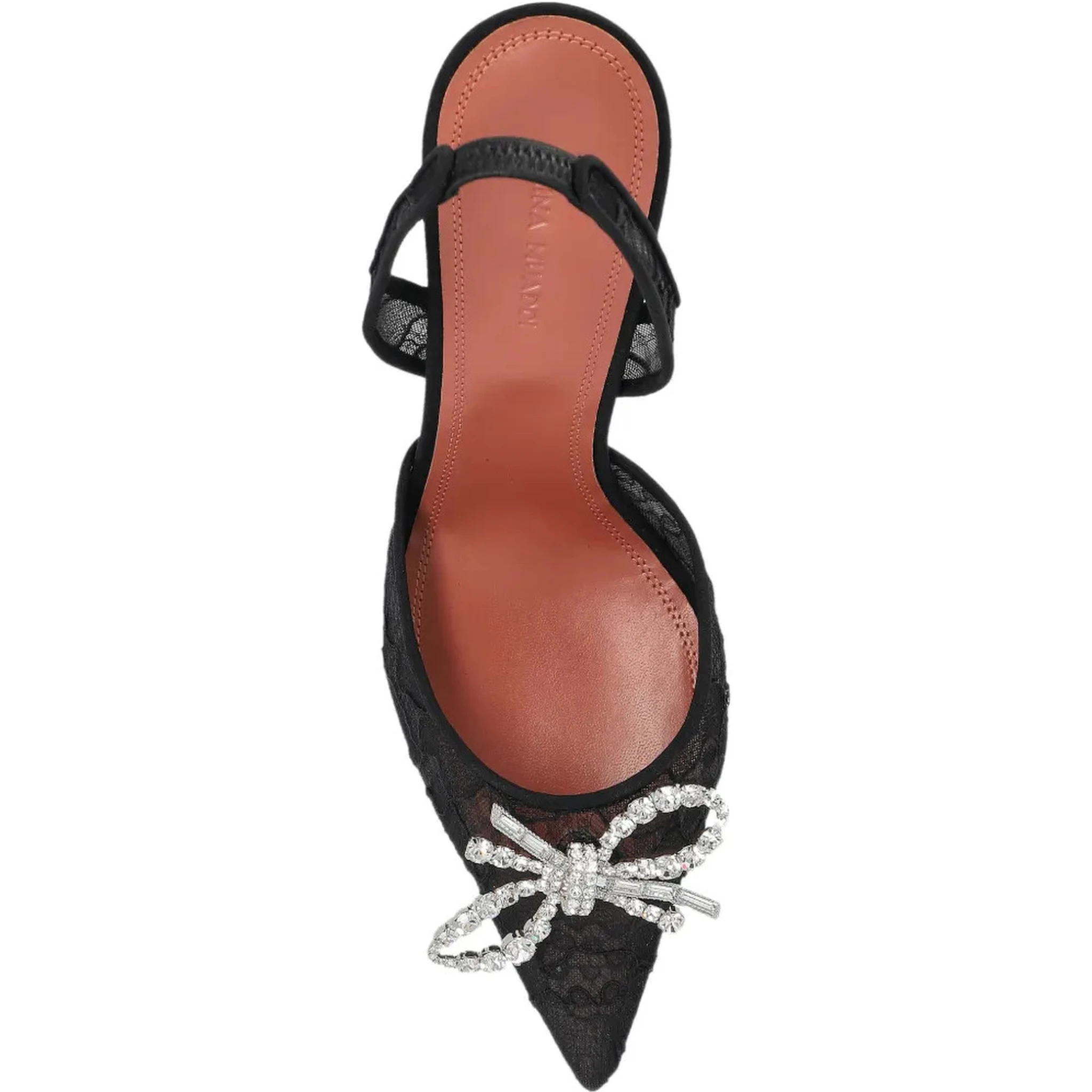 أمينة معادي بكعب أسود