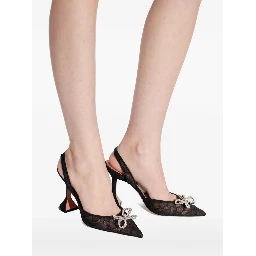 أمينة معادي بكعب أسود