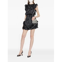 أمينة معادي بكعب أسود