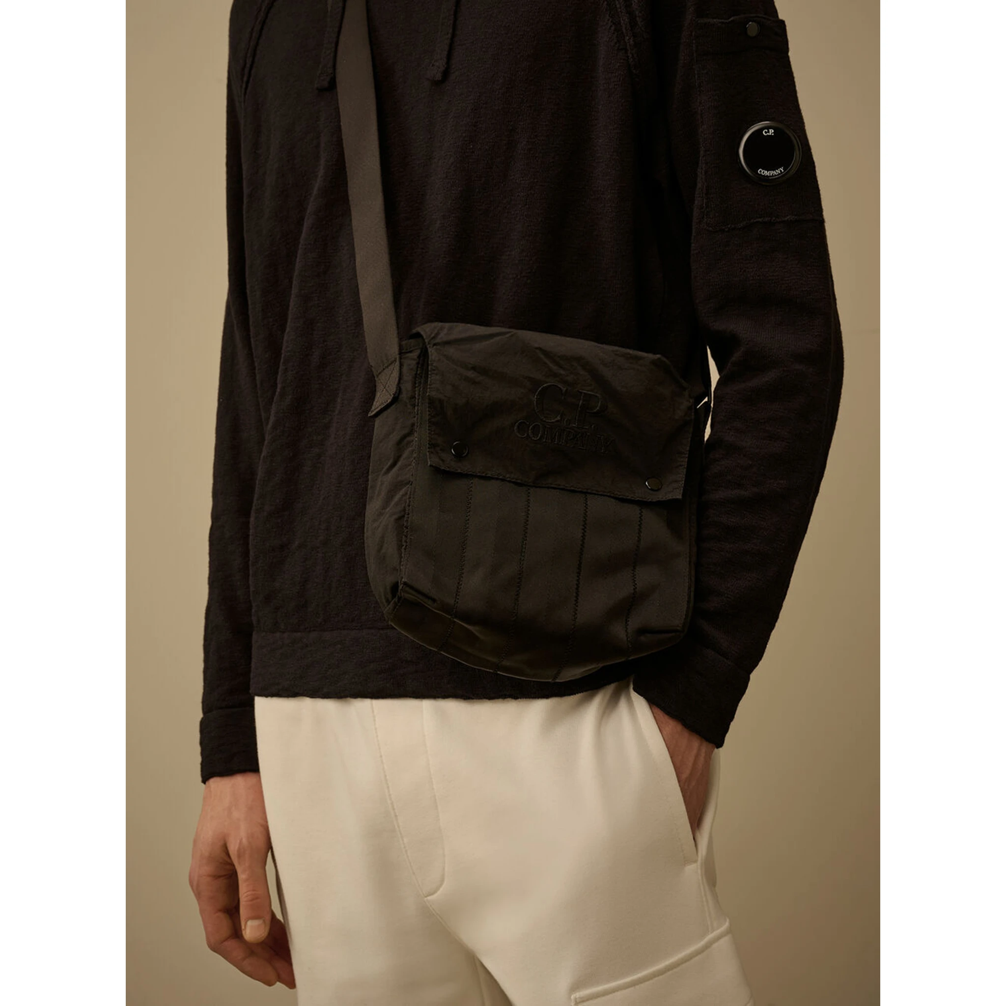 حقائب شركة سي بي.. أسود