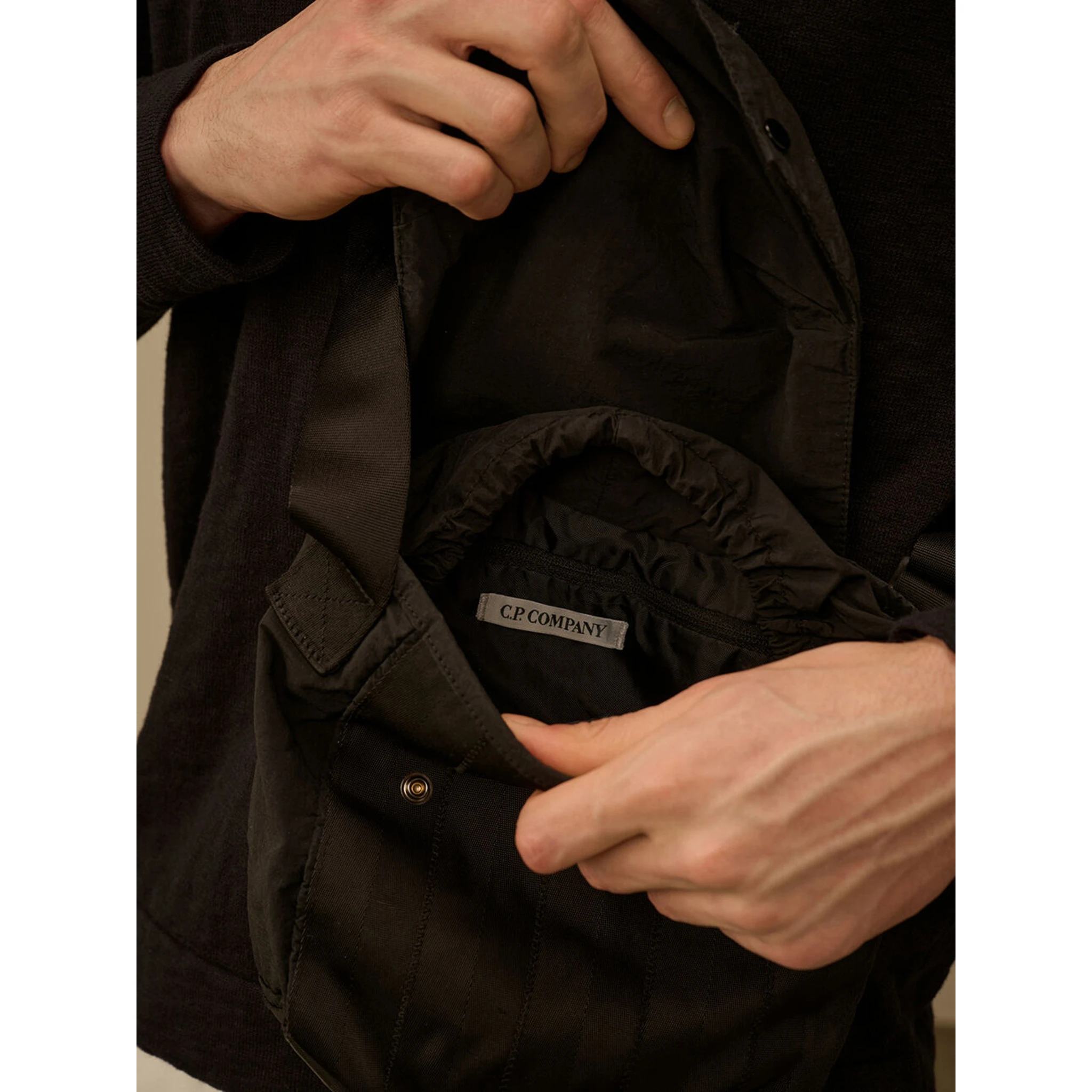 حقائب شركة سي بي.. أسود