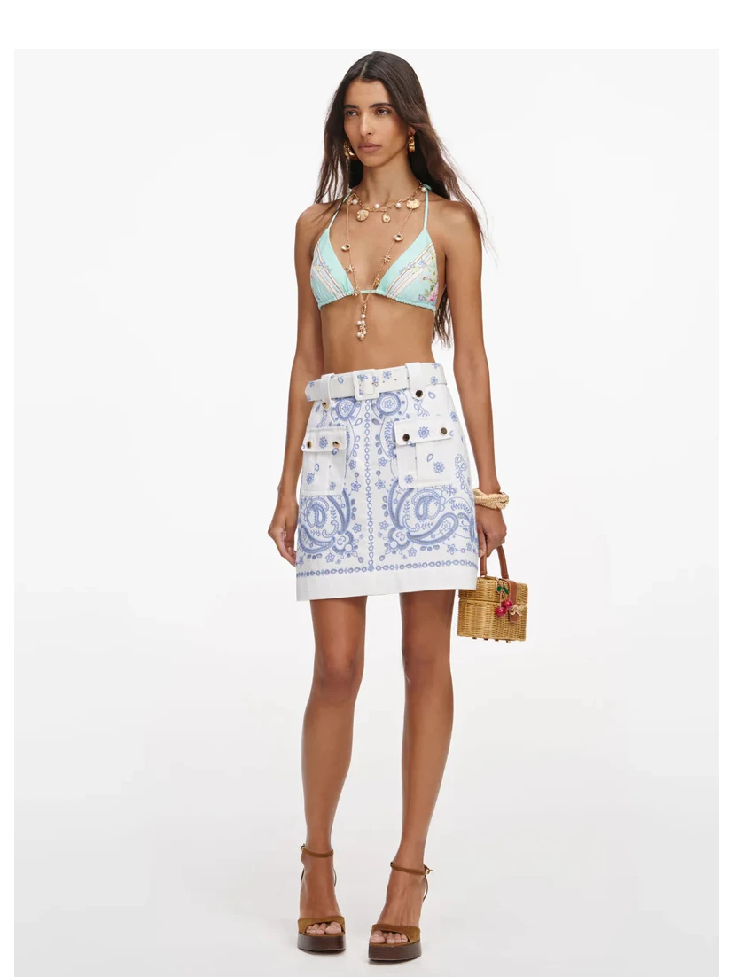 صورة ذاتية تنانير بيضاء