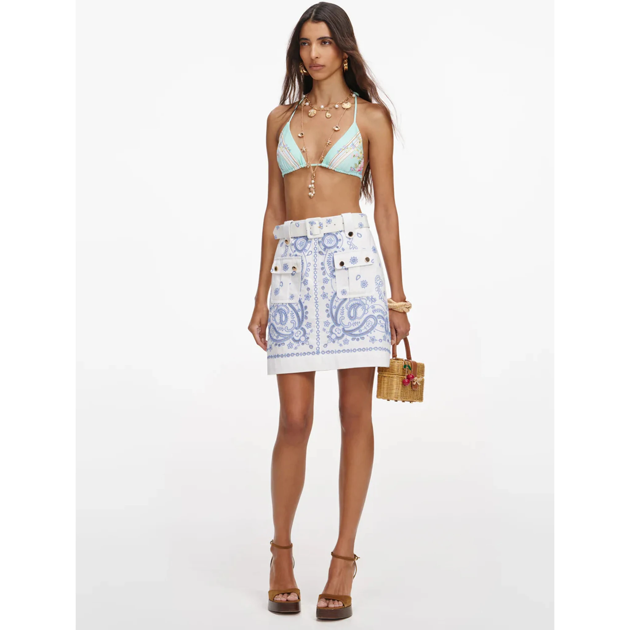 صورة ذاتية تنانير بيضاء