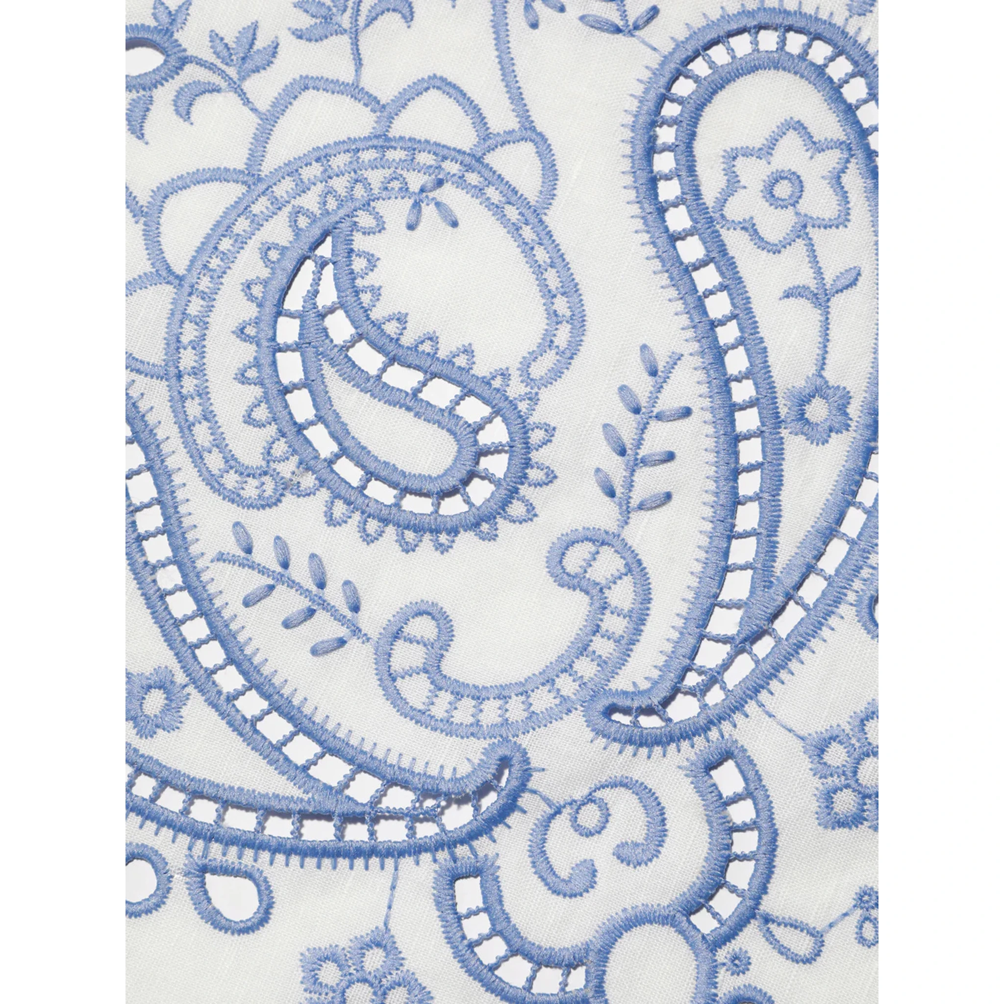 صورة ذاتية تنانير بيضاء