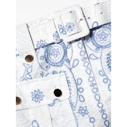 صورة ذاتية تنانير بيضاء