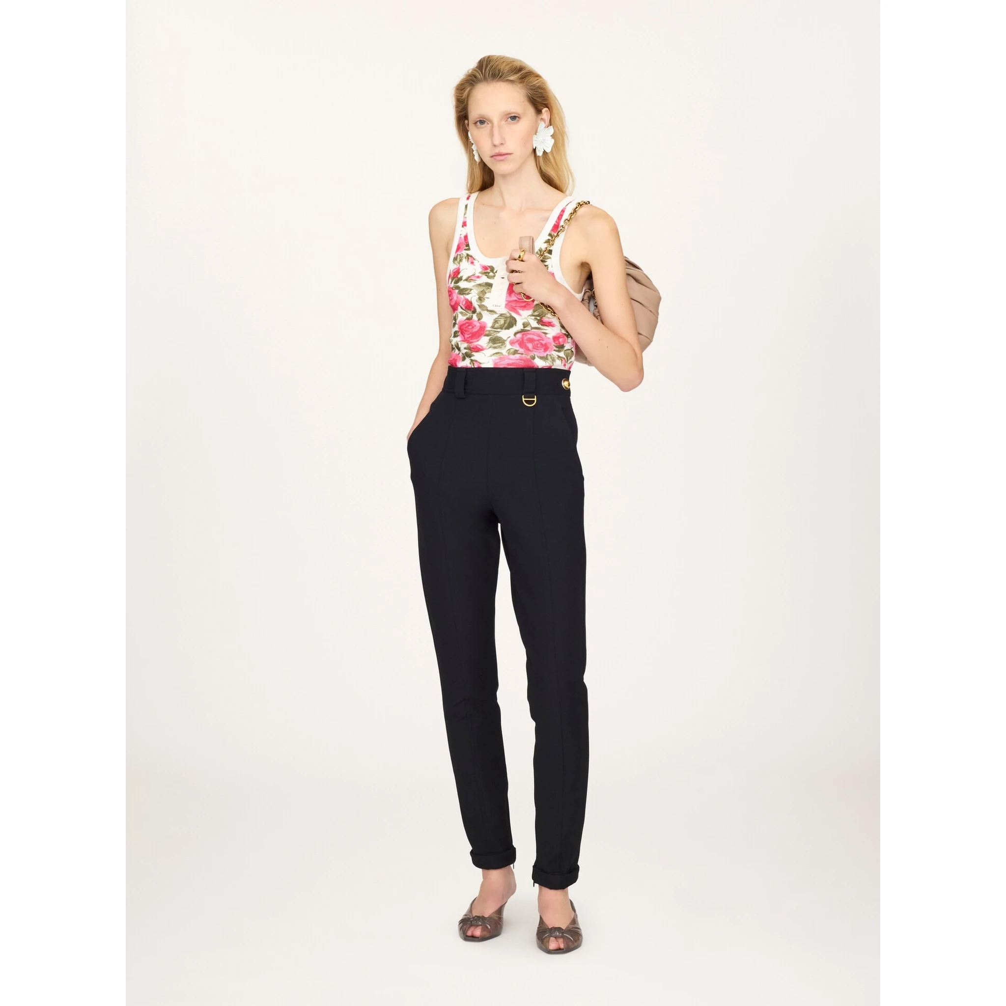 بلوزة كلوي البيضاء