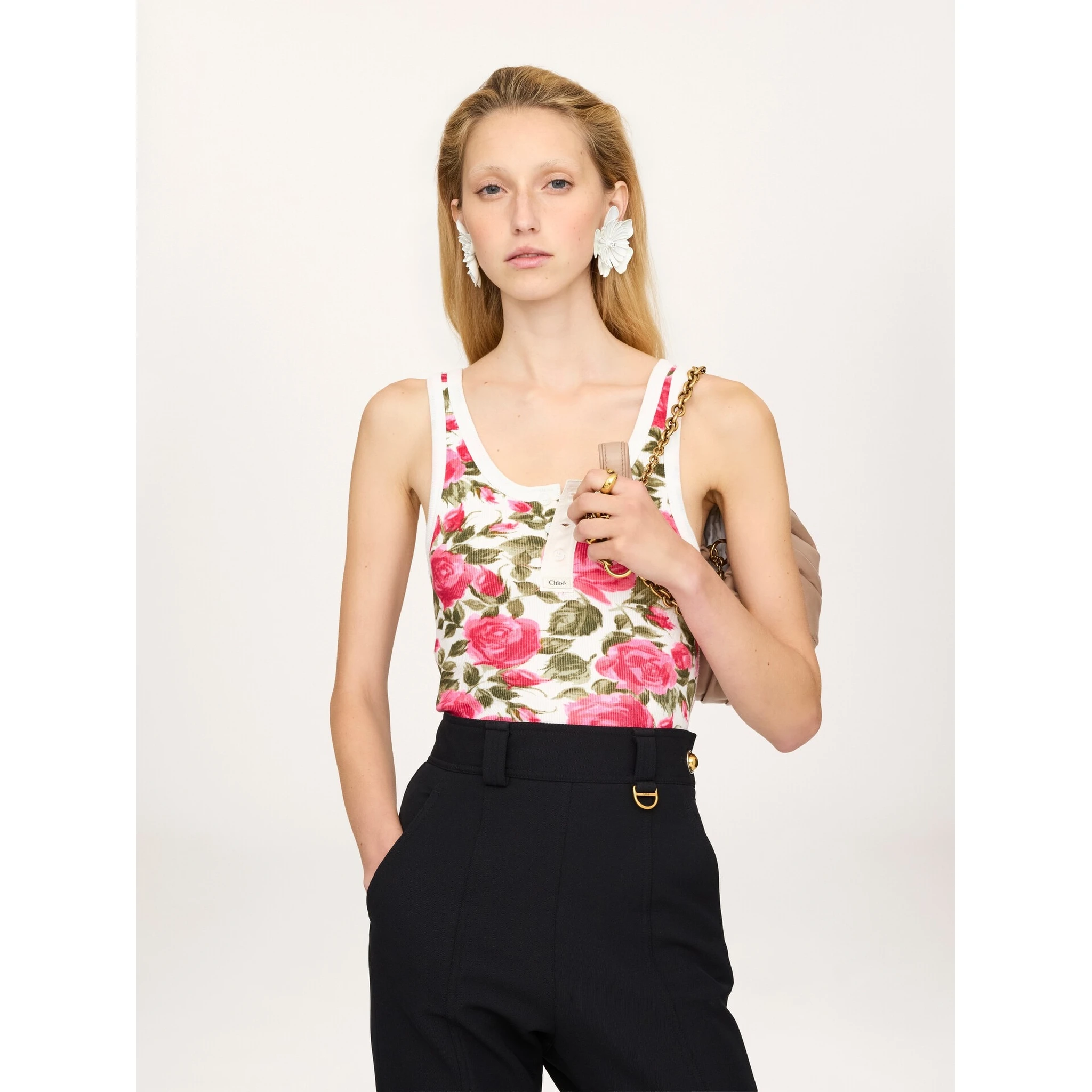 بلوزة كلوي البيضاء