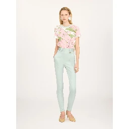 تيشيرتات وبولو من كلوي باللون الأبيض