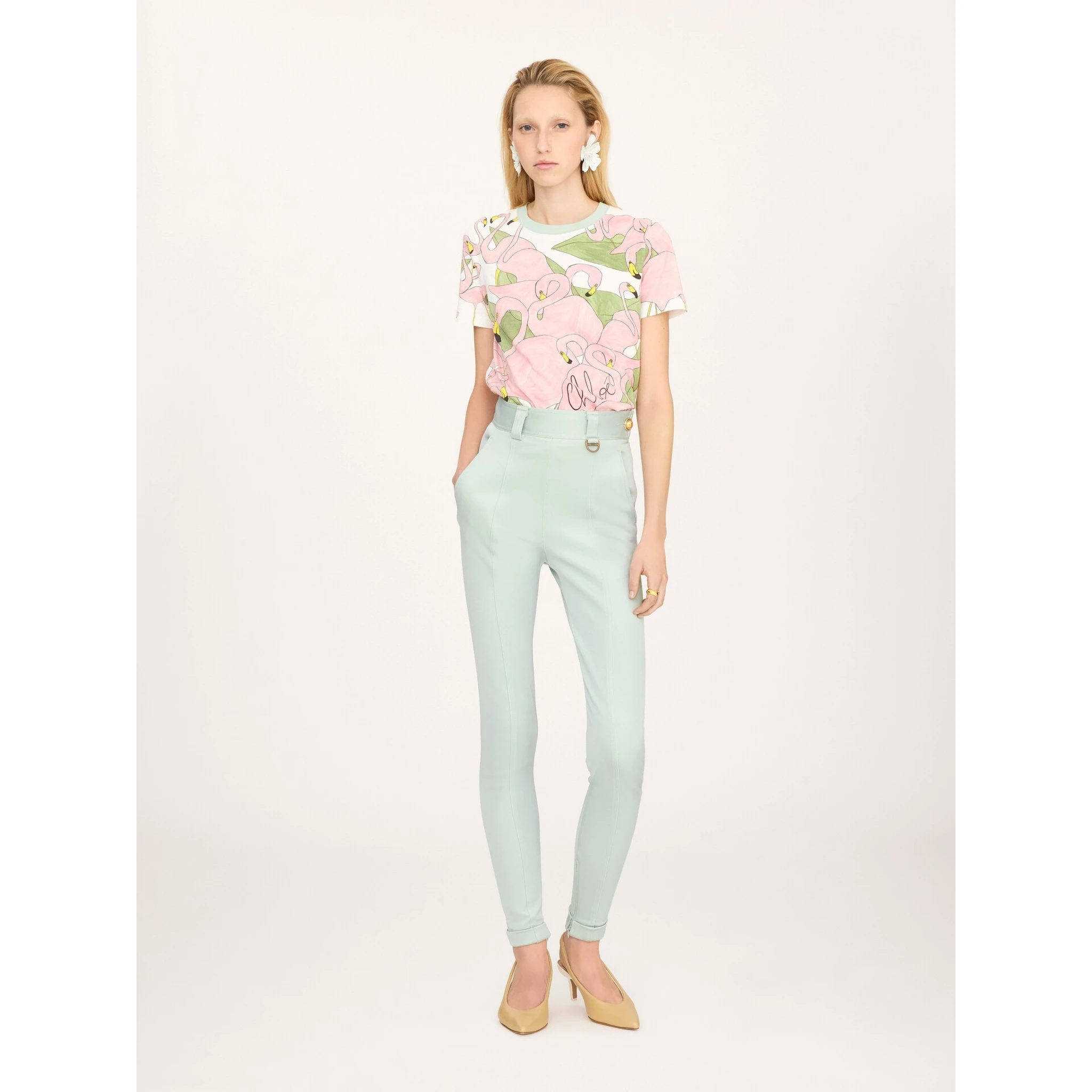 تيشيرتات وبولو من كلوي باللون الأبيض