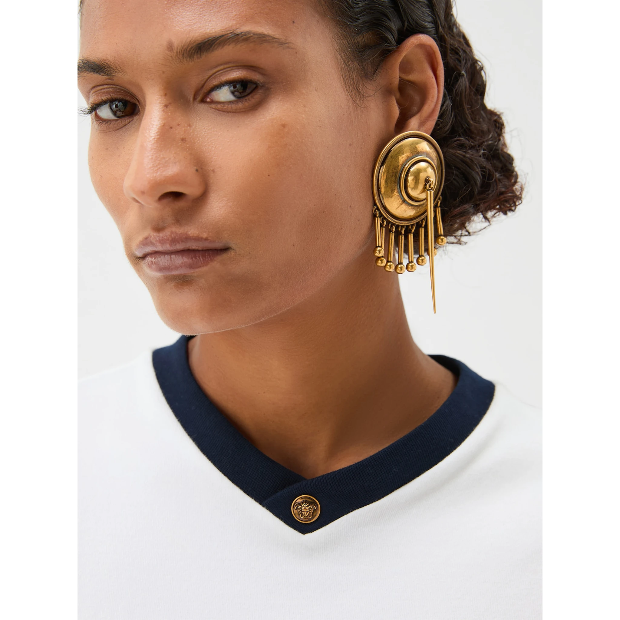 تيشيرتات وبولو من فرزاتشي باللون الأبيض