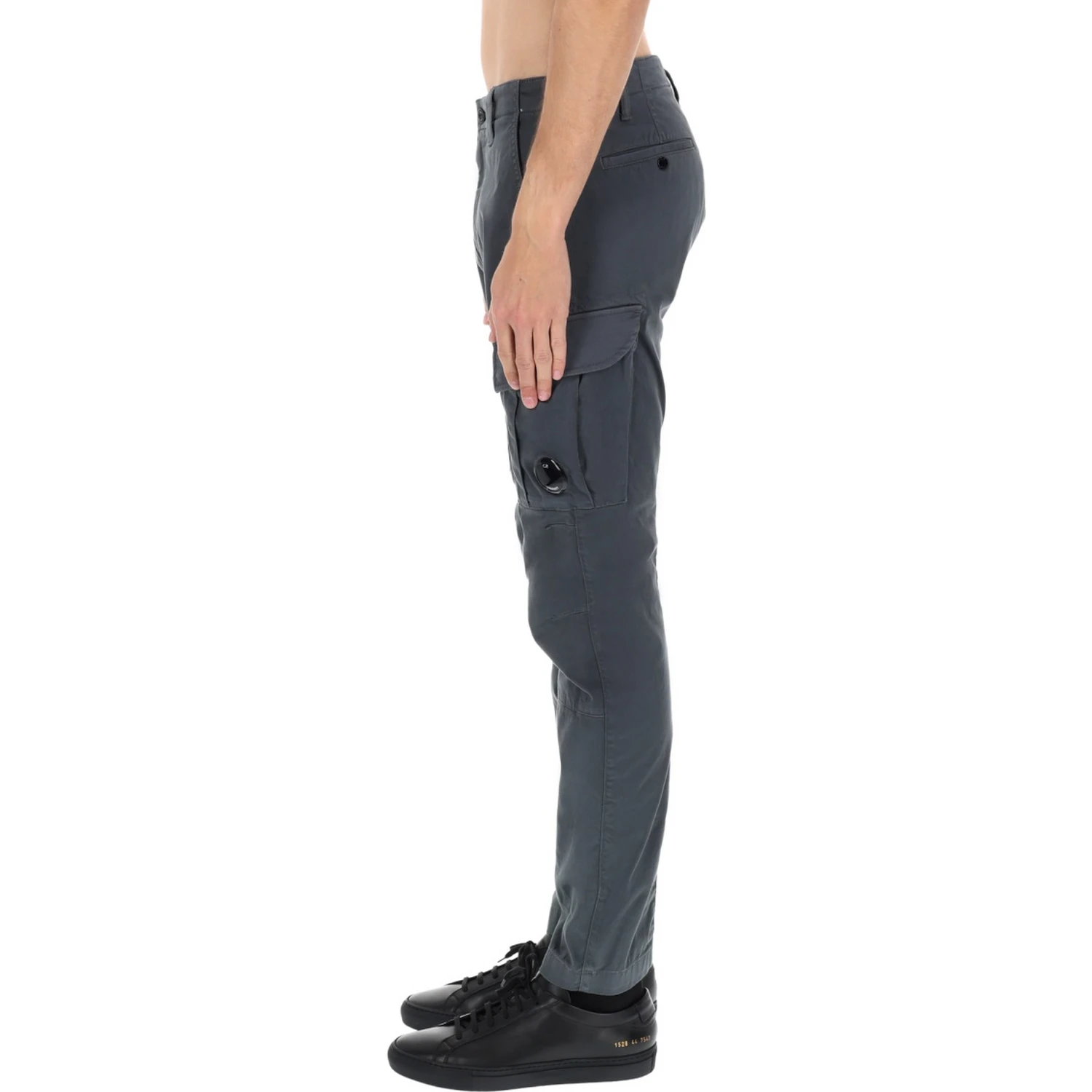 PANTALONE CARGO CON PATCH LOGO