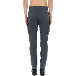 PANTALONE CARGO CON PATCH LOGO