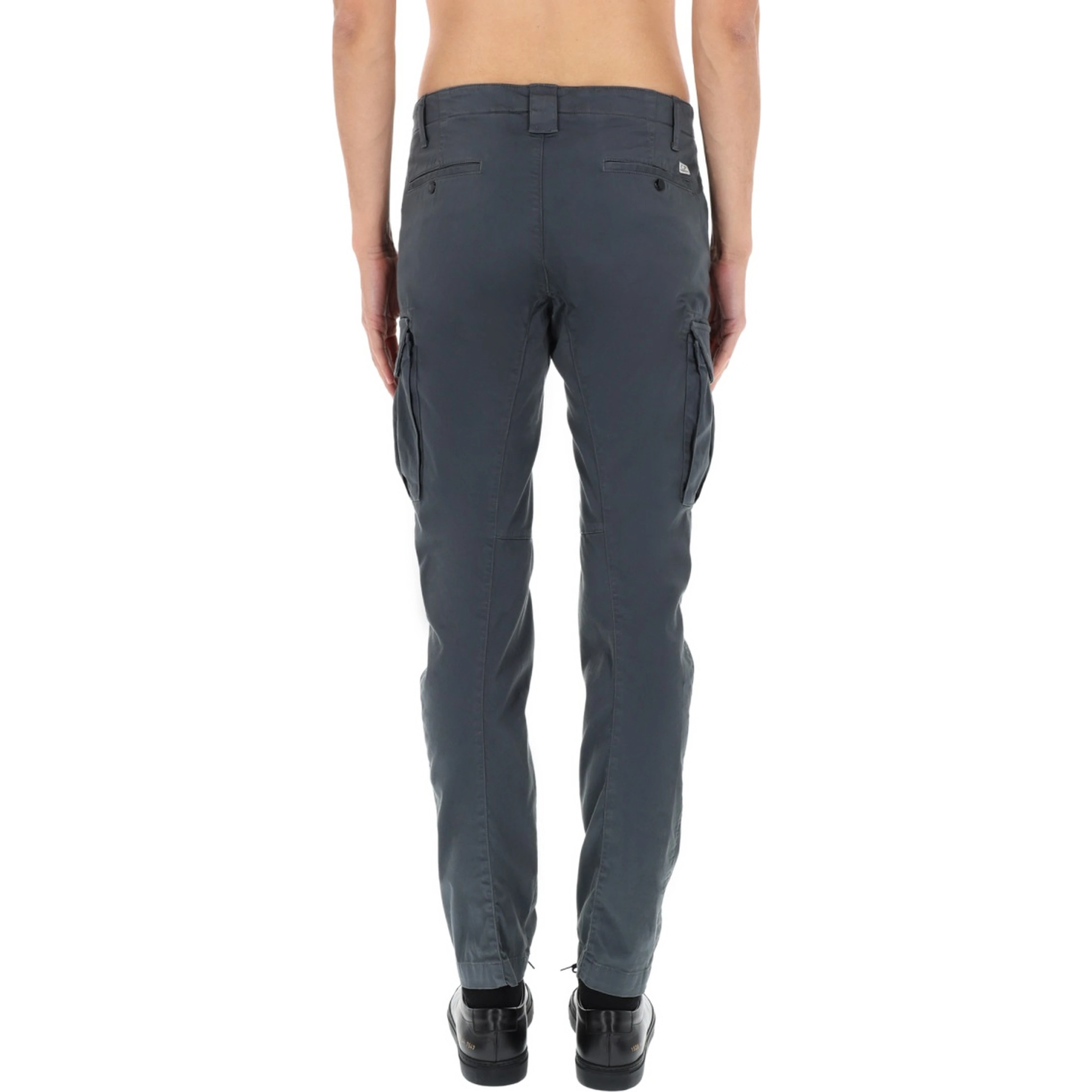PANTALONE CARGO CON PATCH LOGO