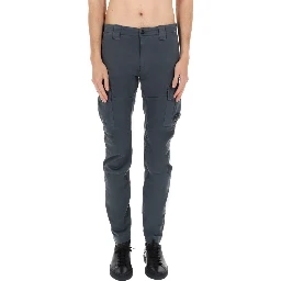 PANTALONE CARGO CON PATCH LOGO