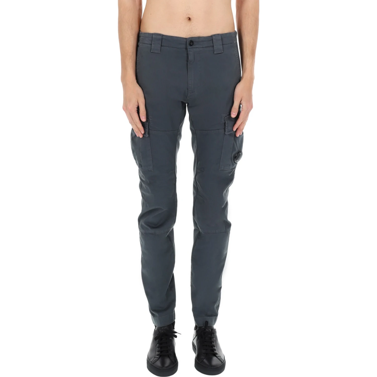 PANTALONE CARGO CON PATCH LOGO