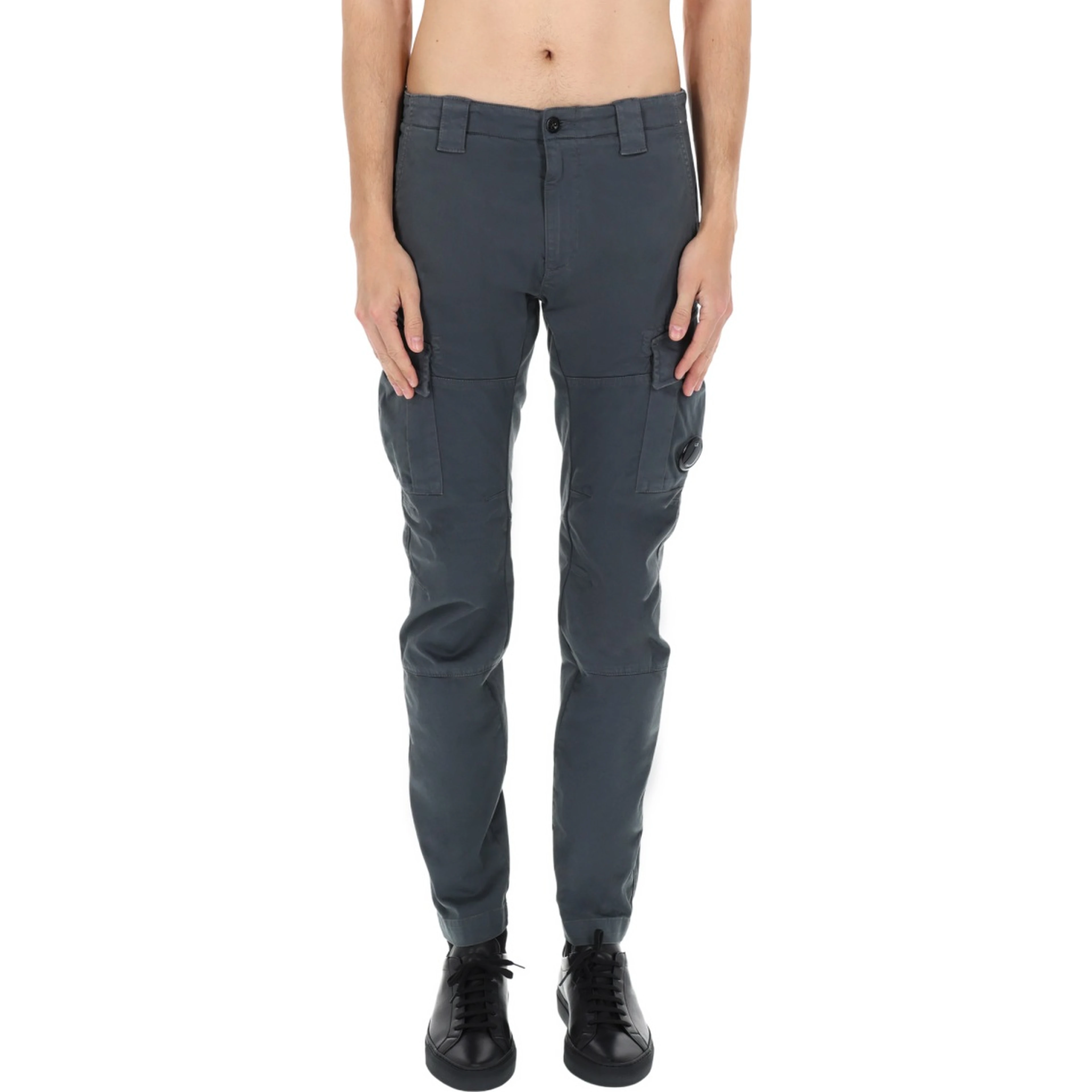 PANTALONE CARGO CON PATCH LOGO