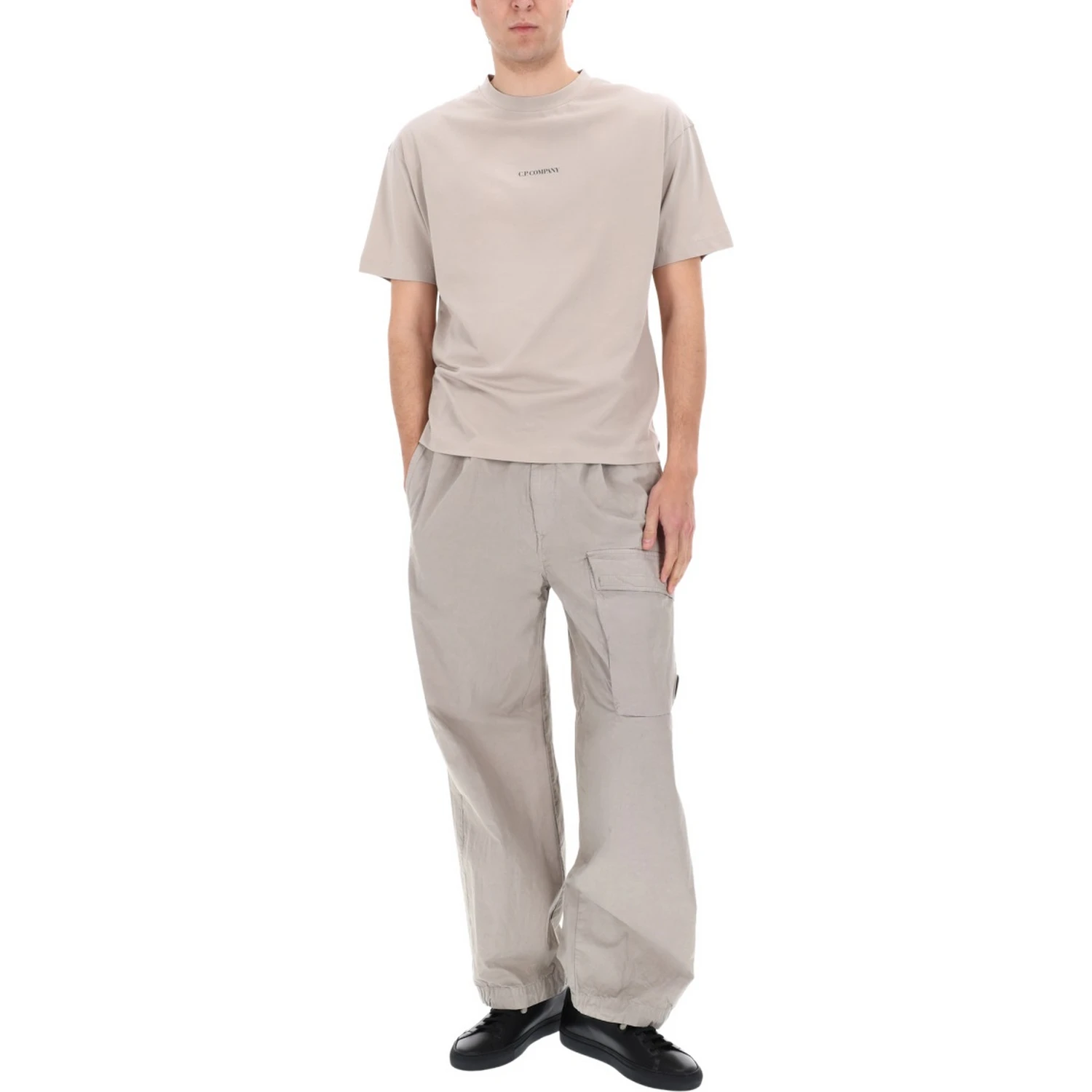 PANTALONE CARGO CON PATCH LOGO
