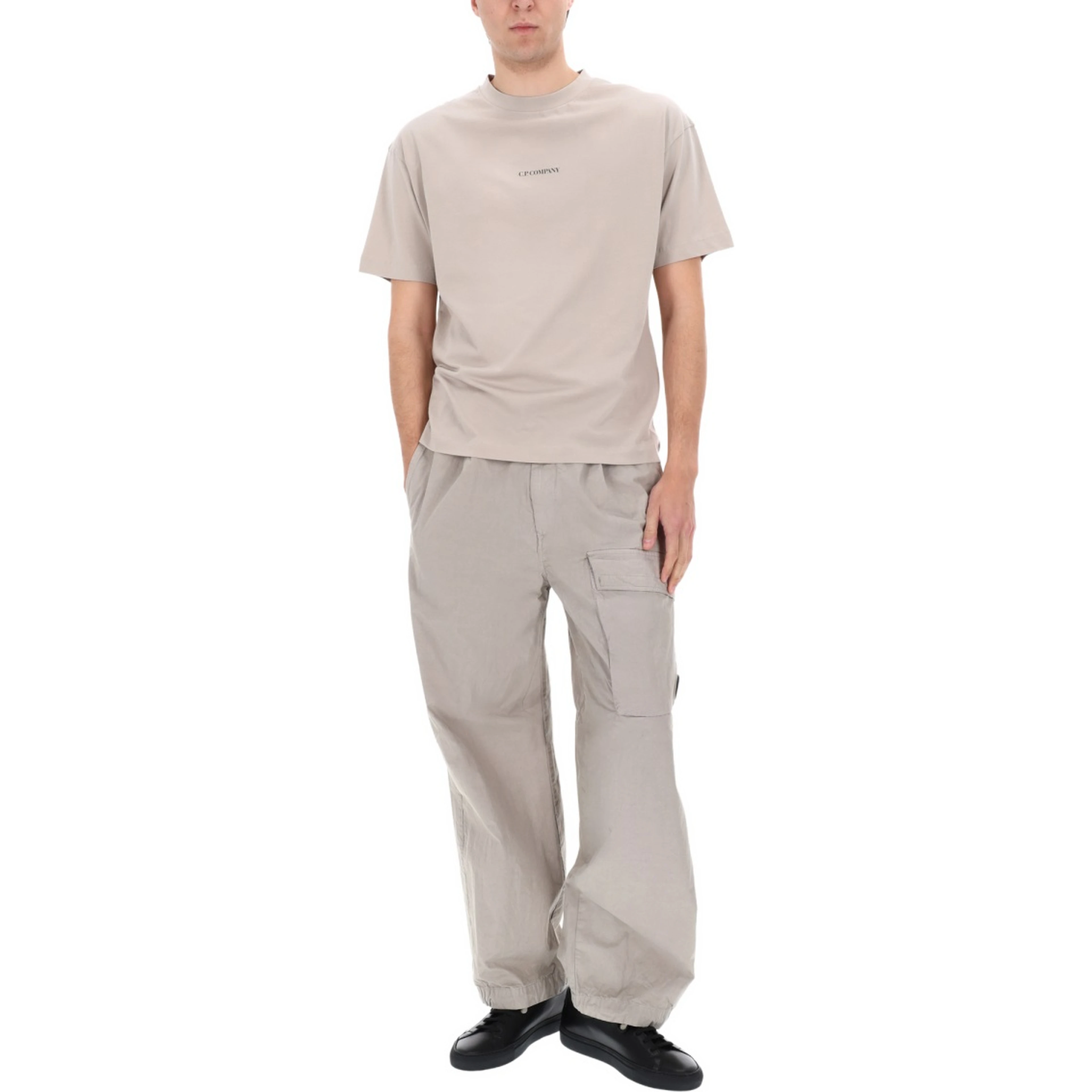 PANTALONE CARGO CON PATCH LOGO