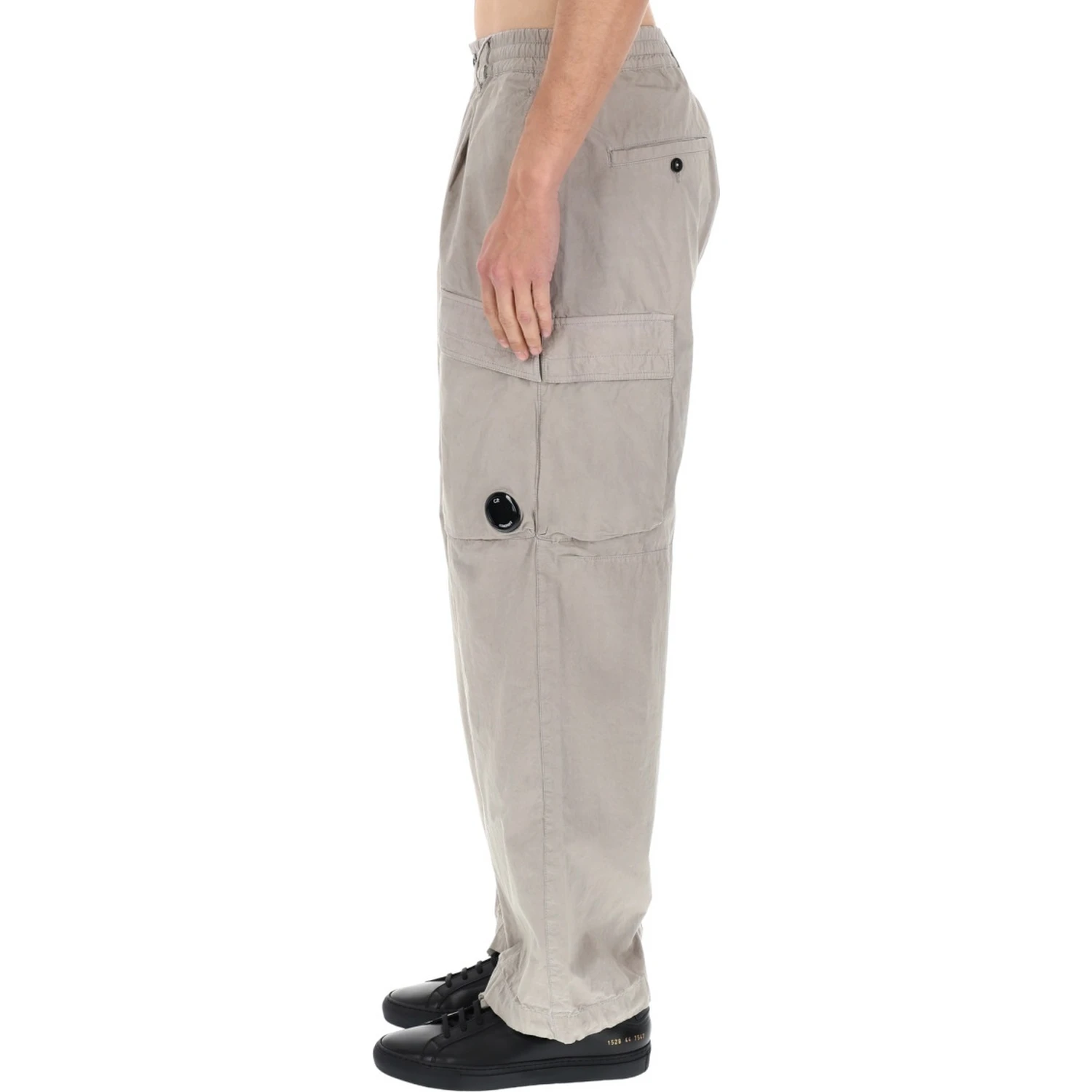 PANTALONE CARGO CON PATCH LOGO