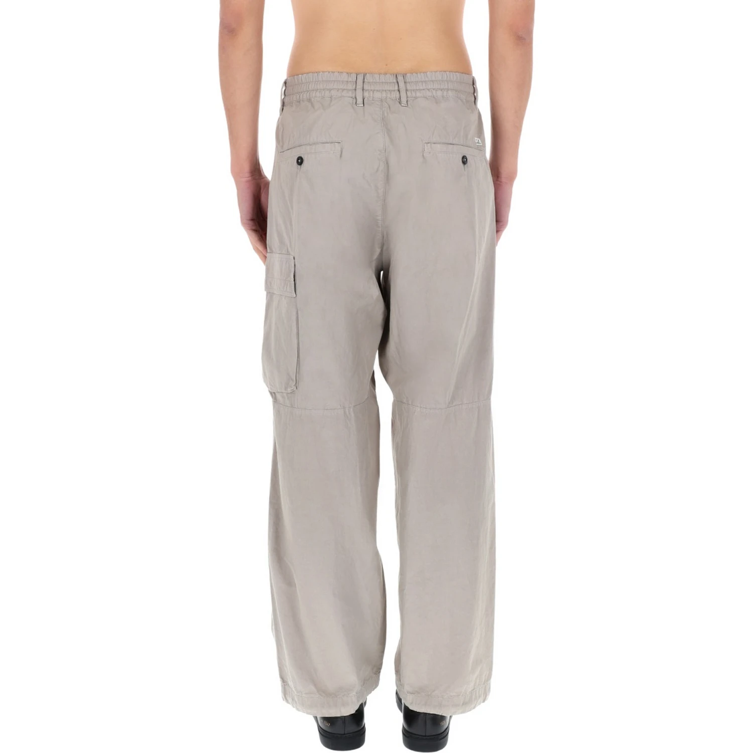PANTALONE CARGO CON PATCH LOGO