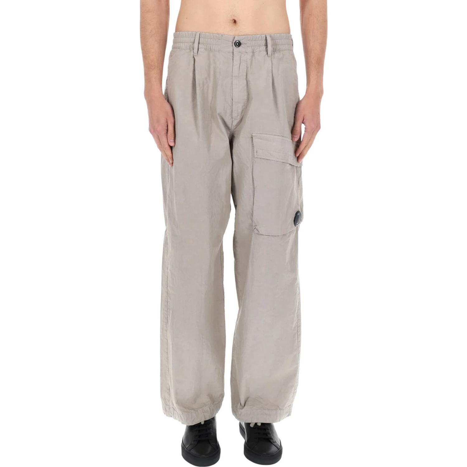 PANTALONE CARGO CON PATCH LOGO