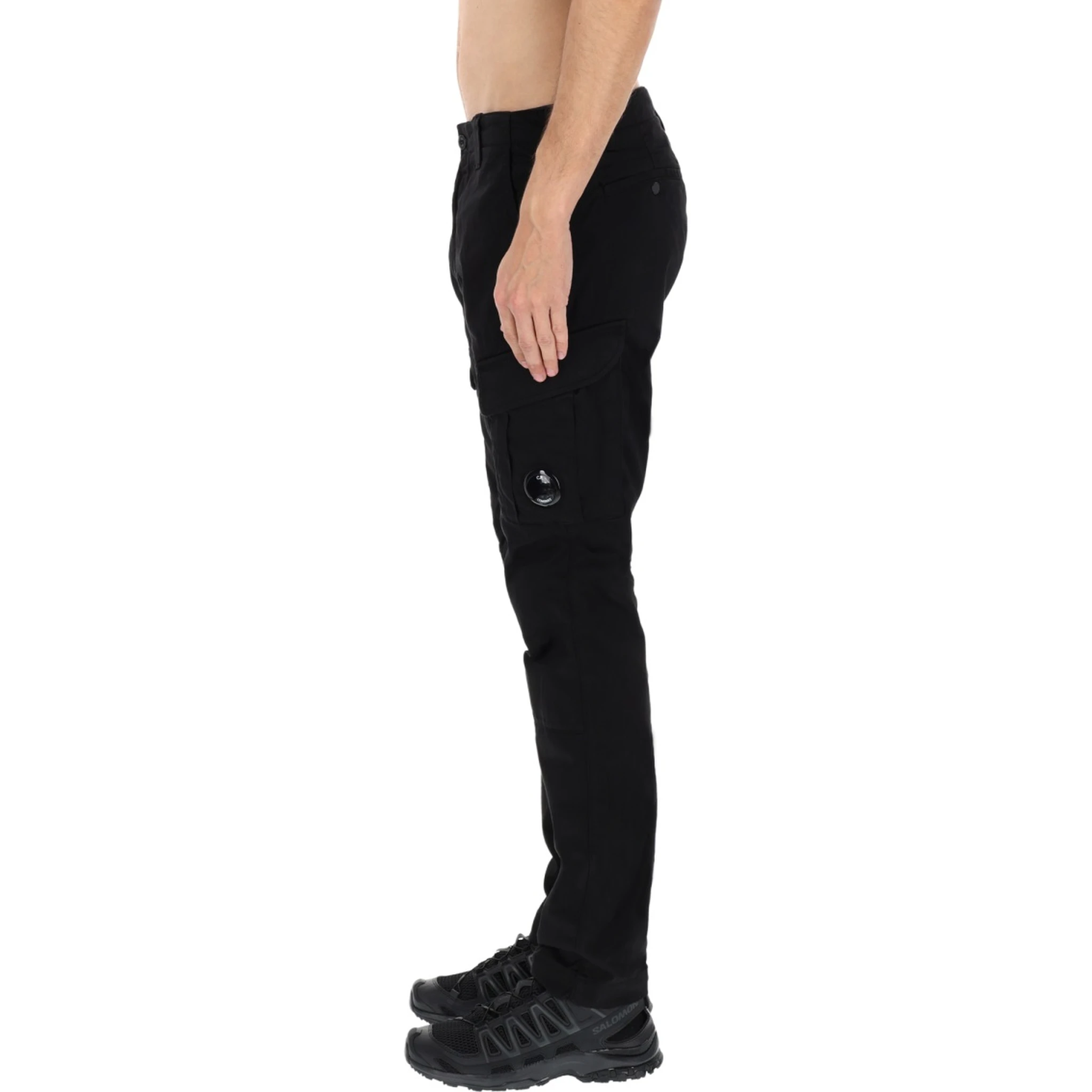PANTALONE CARGO CON PATCH LOGO