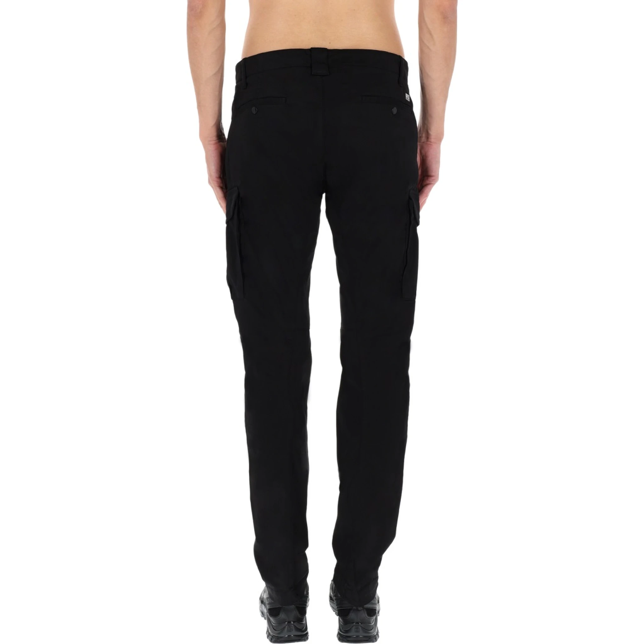 PANTALONE CARGO CON PATCH LOGO