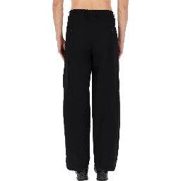 PANTALONE CARGO CON PATCH LOGO