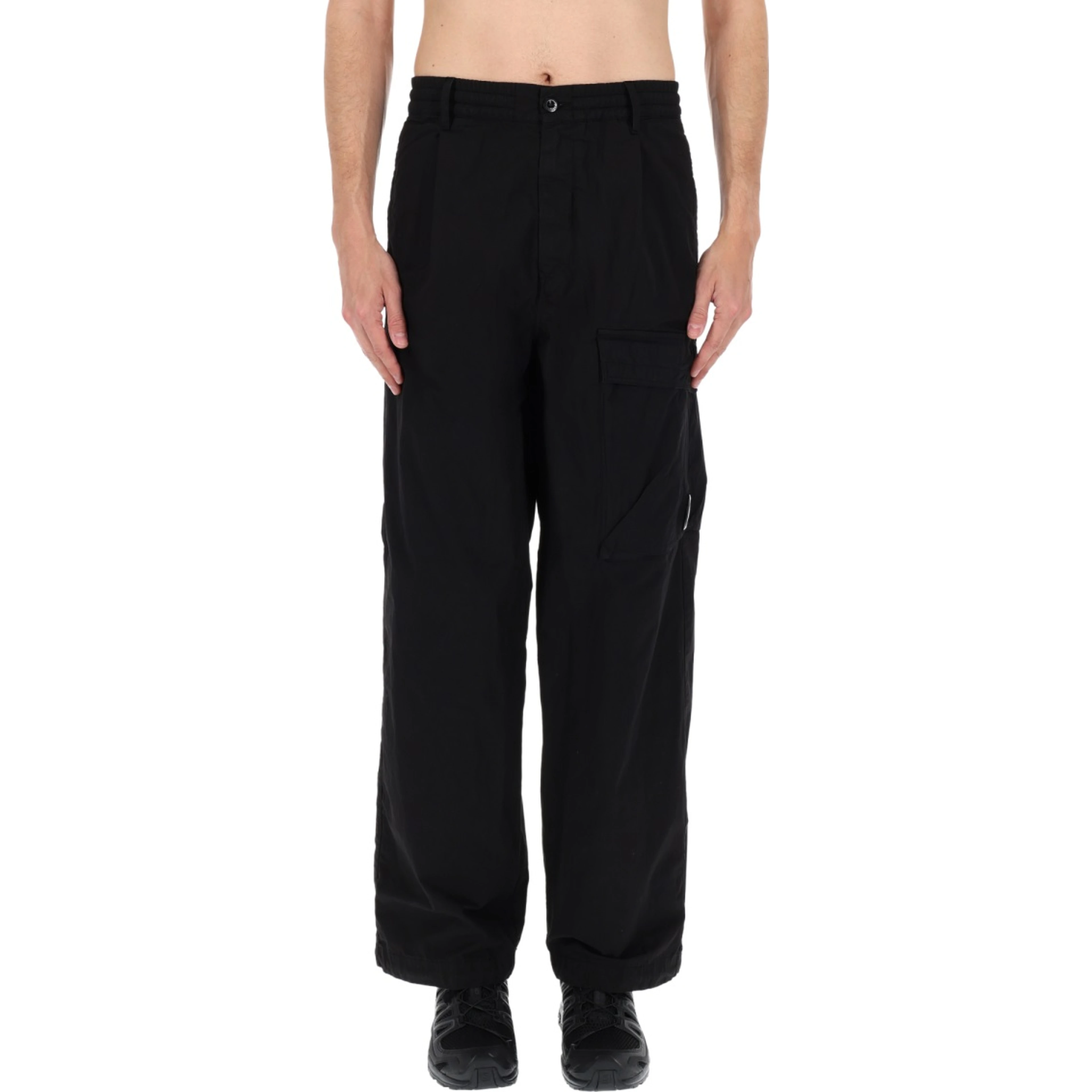 PANTALONE CARGO CON PATCH LOGO