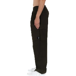 PANTALONE CARGO CON PATCH LOGO