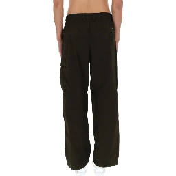 PANTALONE CARGO CON PATCH LOGO