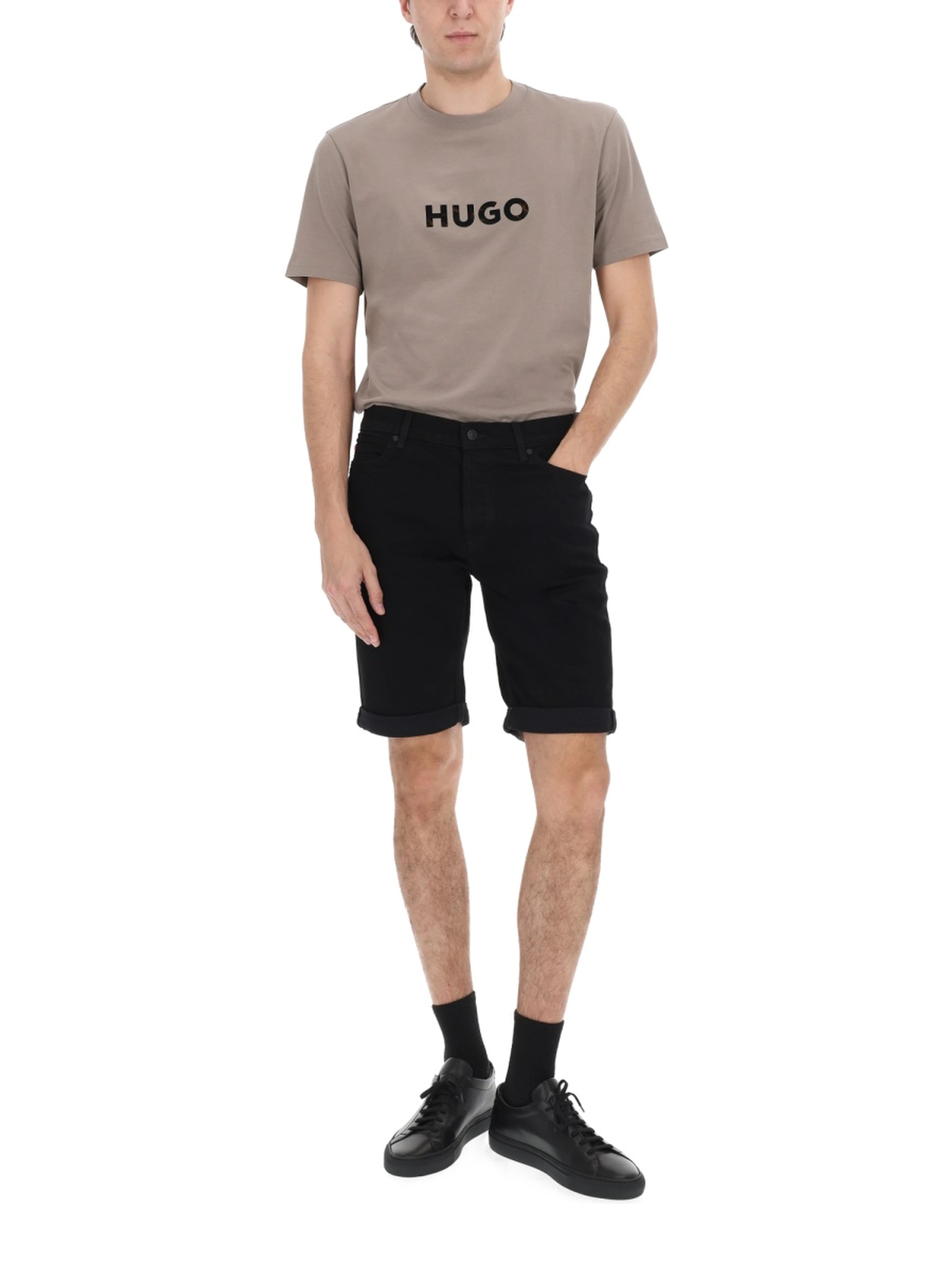 SHORTS CON PATCH LOGO