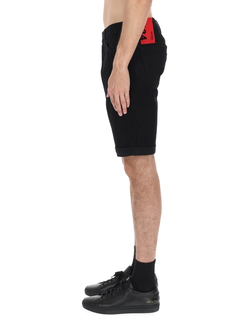 SHORTS CON PATCH LOGO