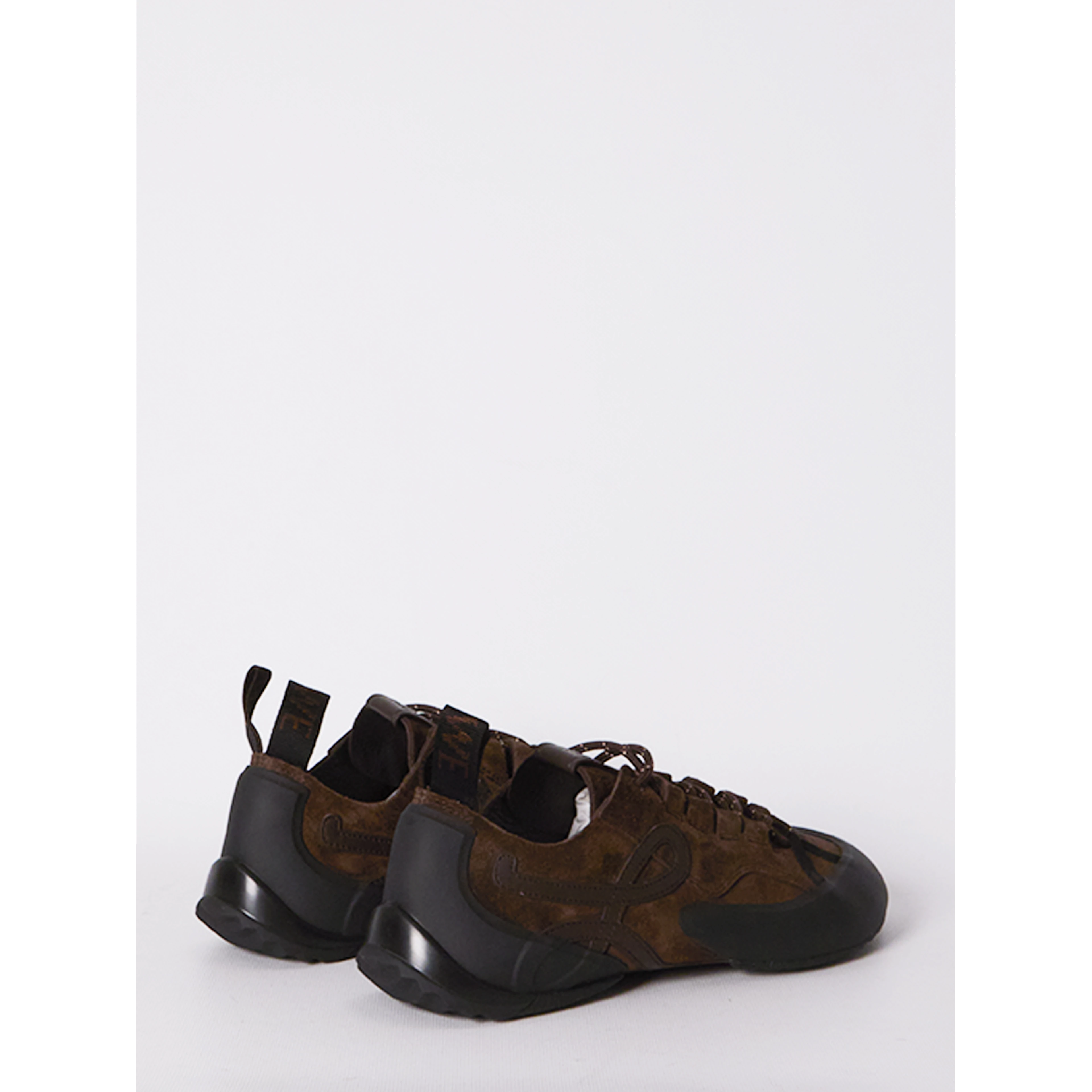 Grip sneakers