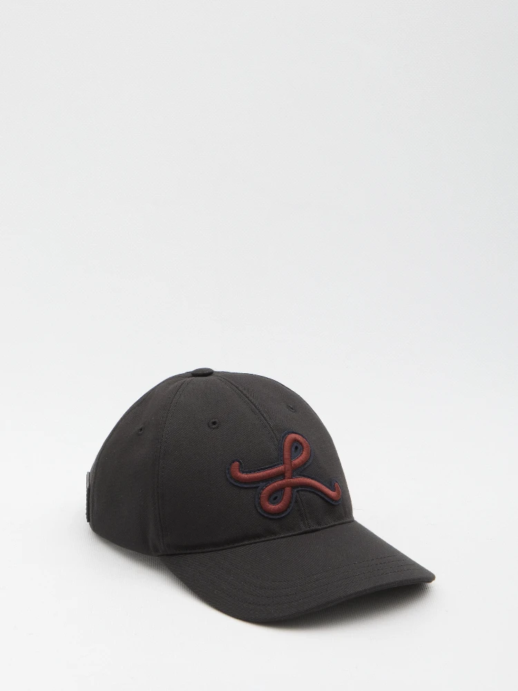 Cap with appliqué