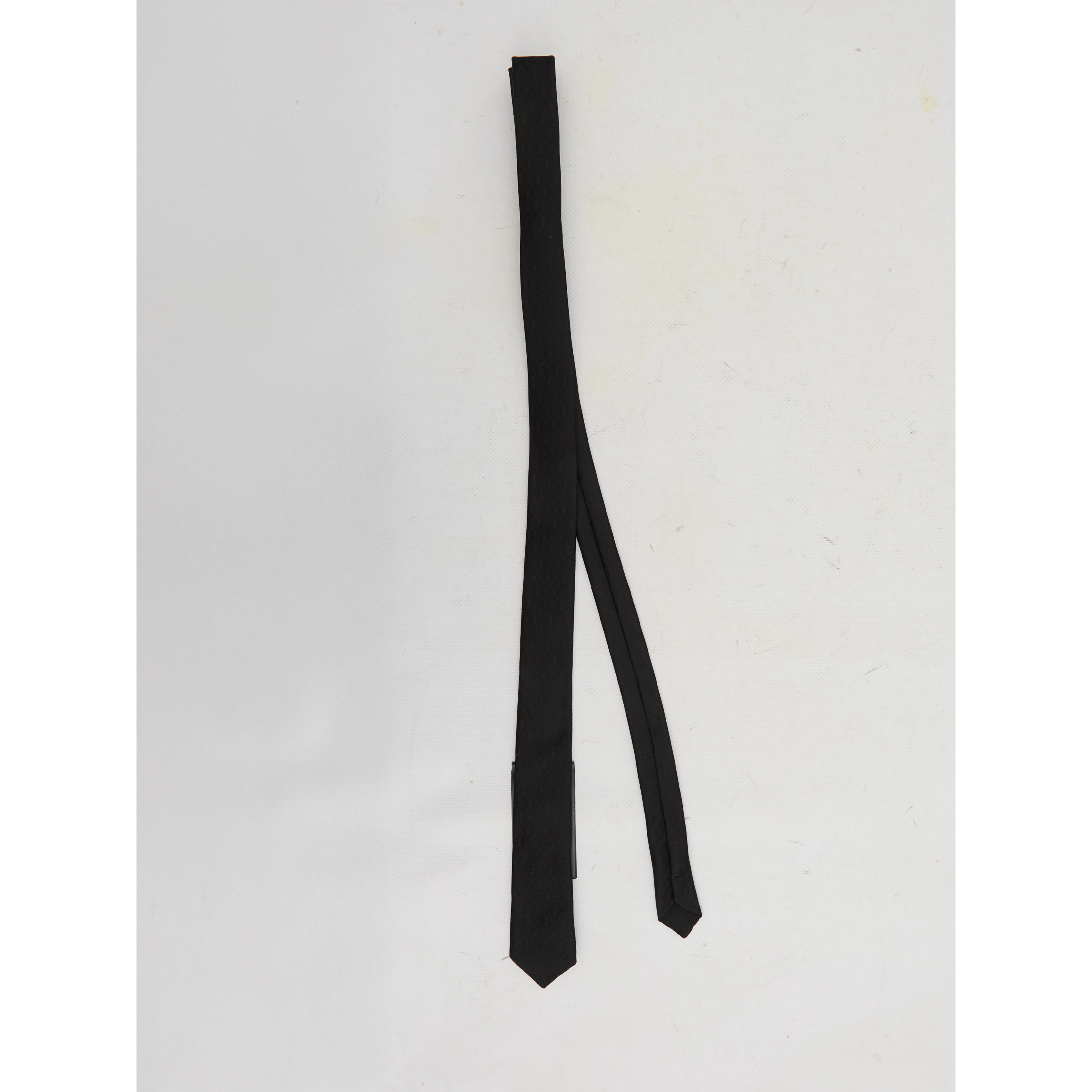 Monogram tie