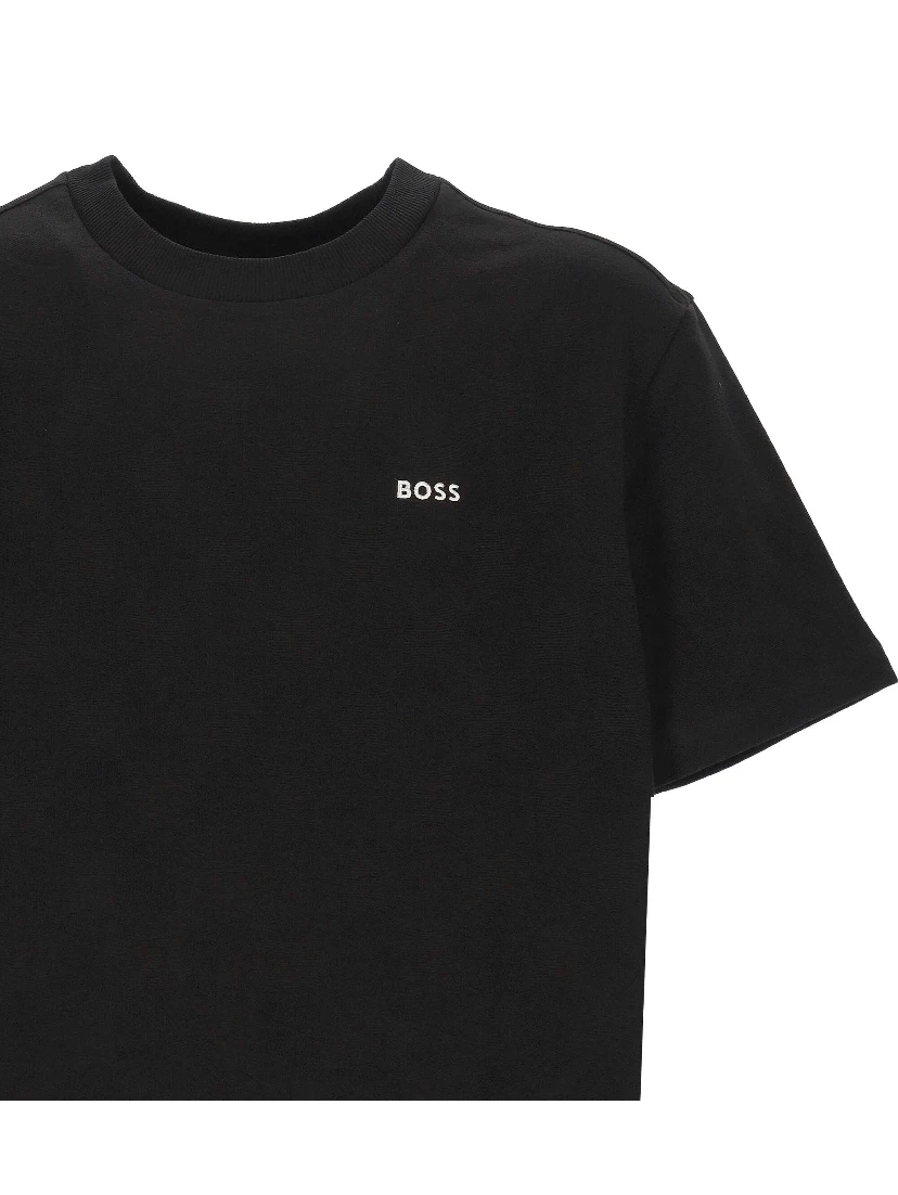 تيشيرتات وبولو سوداء من ماركة BOSS