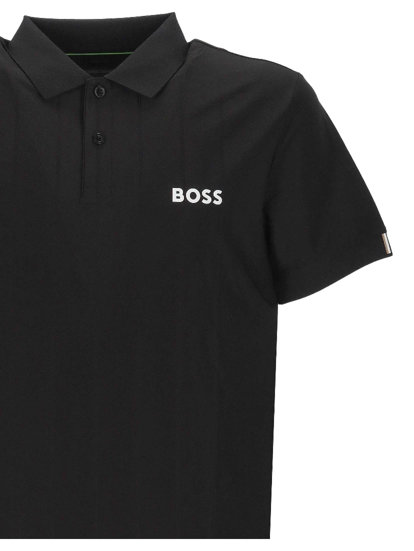تيشيرتات وبولو سوداء من ماركة BOSS